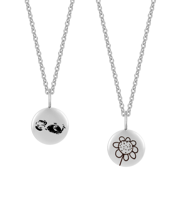 AYA MOTIF Halskette von byRavn aus silberfarbenem Edelstahl, zwei kleine Anhänger mit Ultraschallbild und Kinderzeichnung einer Blume