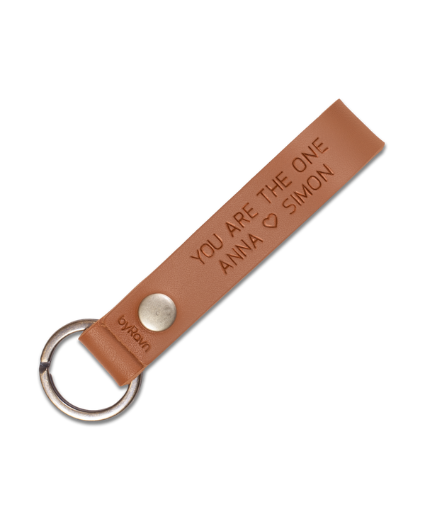 BOND Schlüsselanhänger von byRavn aus Cognac-Leder mit Schlüsselring aus Stahl und der Gravur "You are the one Anna ♡ Simon"