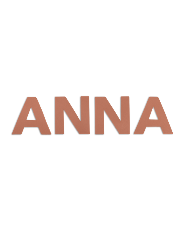 BOX Buchstaben von byRavn aus cognacfarbenem Leder, der Name "Anna" in Großbuchstaben fürs Kinderzimmer