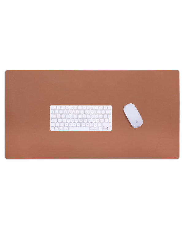 DESK Schreibtischunterlage von byRavn aus cognacfarbenem Leder mit weißer Tastatur und Computermaus