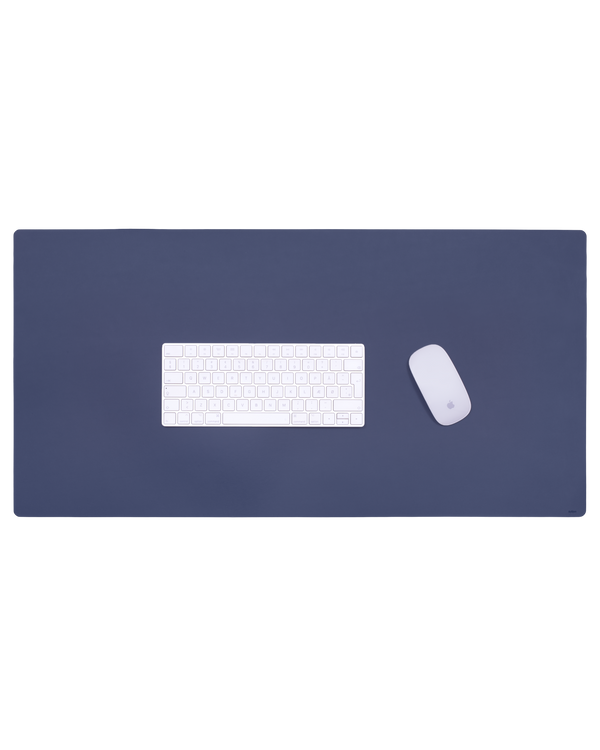 DESK Schreibtischunterlage von byRavn aus dunkelblauem Leder mit weißer Tastatur und Computermaus