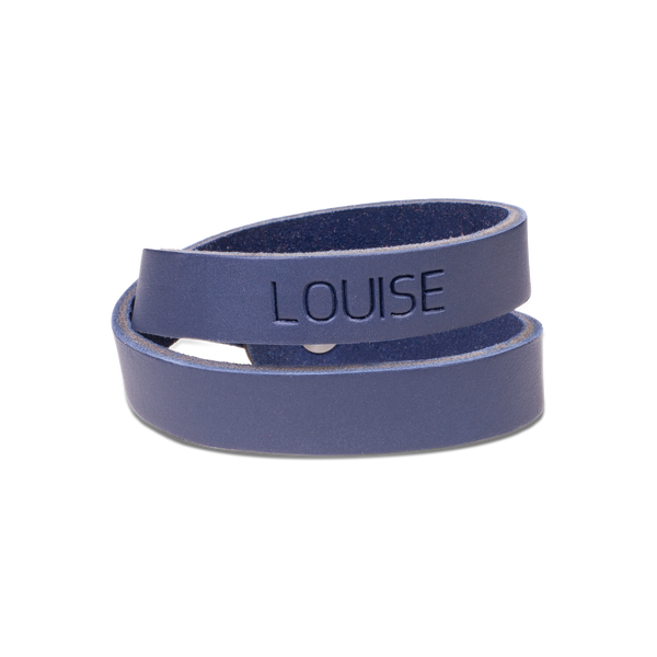 DUO Lederarmband von byRavn aus dunkelblauem Leder, doppelt gewickelt, mit graviertem Namen "Louise"