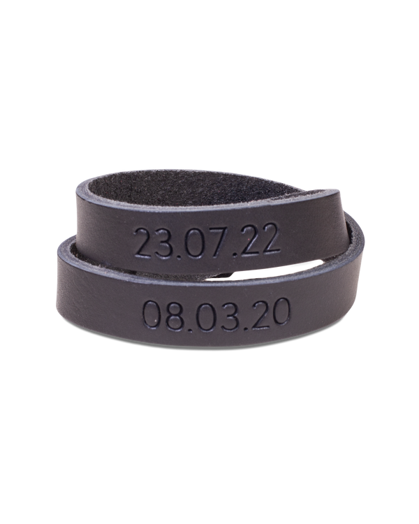 DUO Lederarmband von byRavn aus schwarzem Leder mit den gravierten Daten "23.07.22" und "08.03.20" auf jeder Wicklung