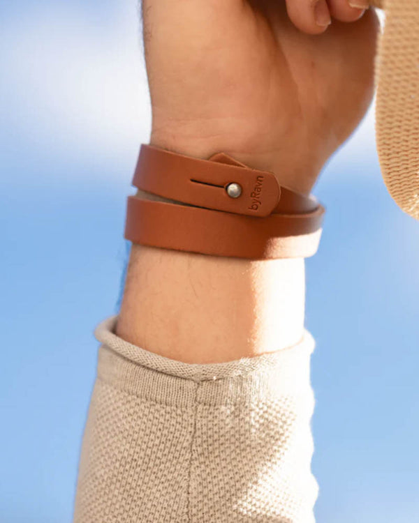 DUO Lederarmband in Cognac zweifach ums Handgelenk gewickelt, von der Innenseite mit Druckknopf und byRavn-Prägung