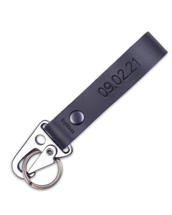 HOOK Schlüsselanhänger von byRavn aus schwarzem Leder mit Karabiner aus Stahl und dem gravierten Datum "09.02.21"
