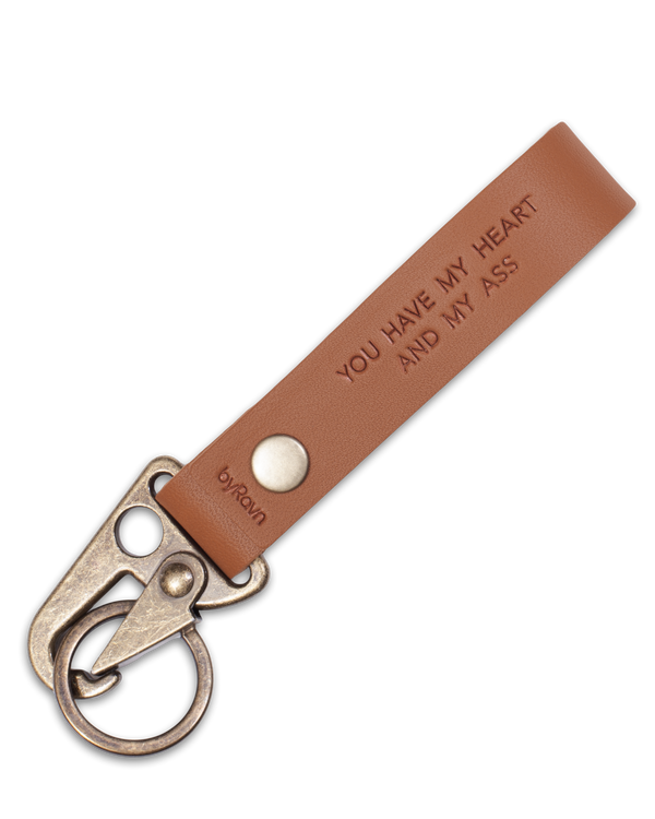 HOOK Schlüsselanhänger von byRavn aus Cognac-Leder mit Karabiner in Antikmessing und der Gravur "You have my heart and my ass"