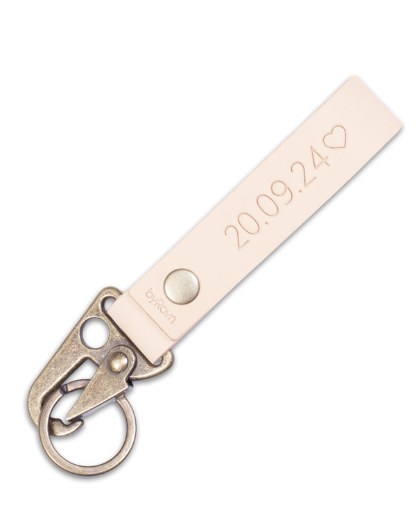HOOK Schlüsselanhänger von byRavn aus naturfarbenem Leder mit Karabiner in Antikmessing und dem gravierten Datum "20.09.24" ♡