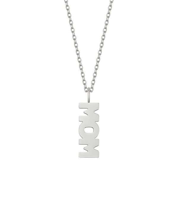 MOM Halskette von byRavn aus silberfarbenem Edelstahl mit Anhänger in Form des Wortes "MOM" in Großbuchstaben