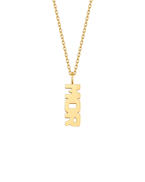MOM Halskette von byRavn aus vergoldetem Edelstahl mit Anhänger in Form des Wortes "MOR" in Großbuchstaben