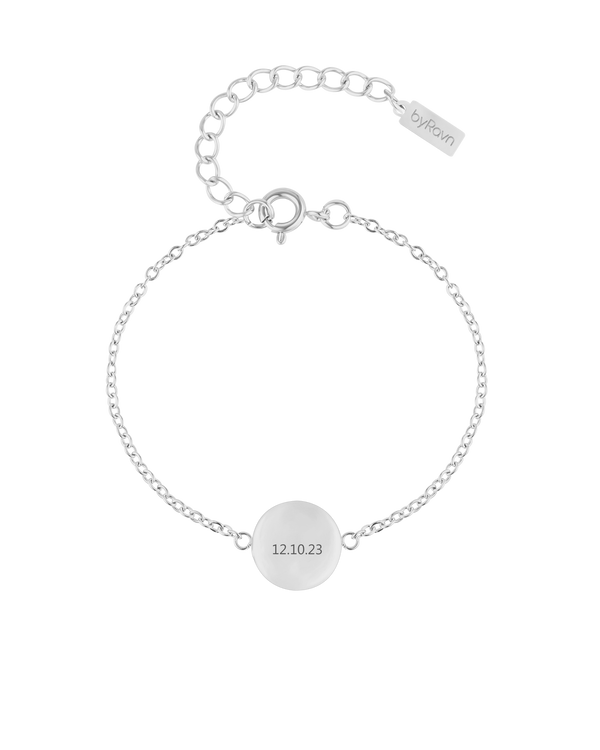 IBI NOTE Armband von byRavn aus silberfarbenem Edelstahl mit runder Platte und graviertem Datum "12.10.23"