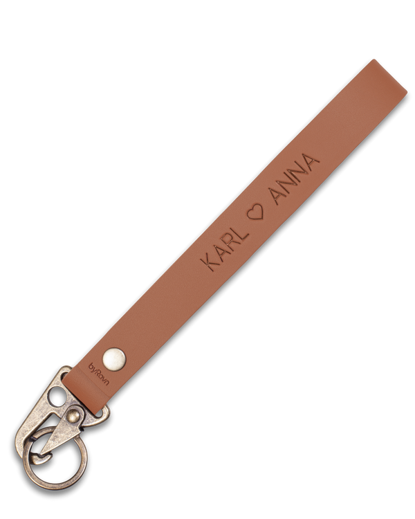 IRON Schlüsselanhänger von byRavn aus Cognac-Leder mit langer Schlaufe, Karabiner in Antikmessing und der Gravur "Karl ♡ Anna"