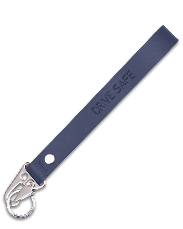 IRON Schlüsselanhänger von byRavn aus dunkelblauem Leder mit langer Schlaufe, Karabiner aus Stahl und der Gravur "Drive safe"