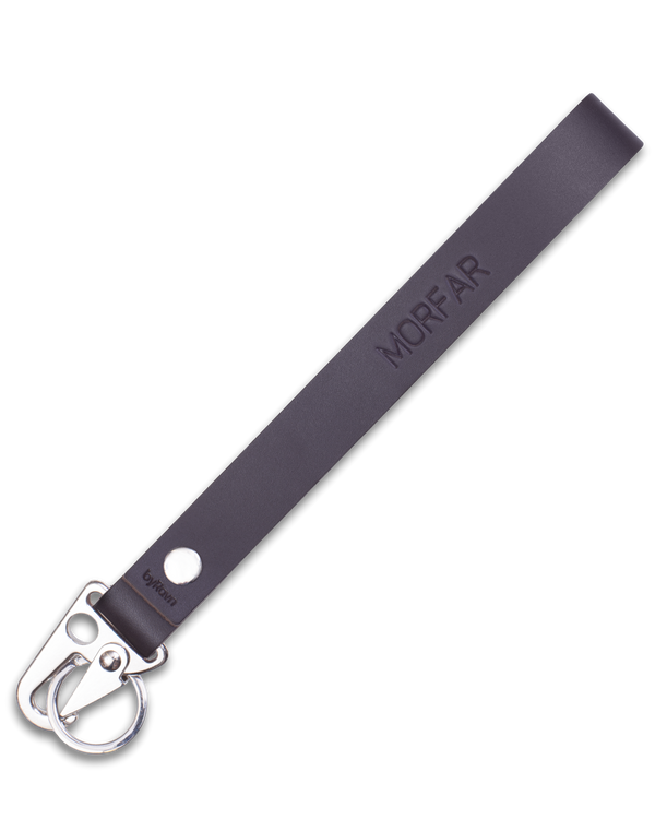 IRON Schlüsselanhänger von byRavn aus dunkelbraunem Leder mit langer Schlaufe, Karabiner aus Stahl und der Gravur "Morfar"