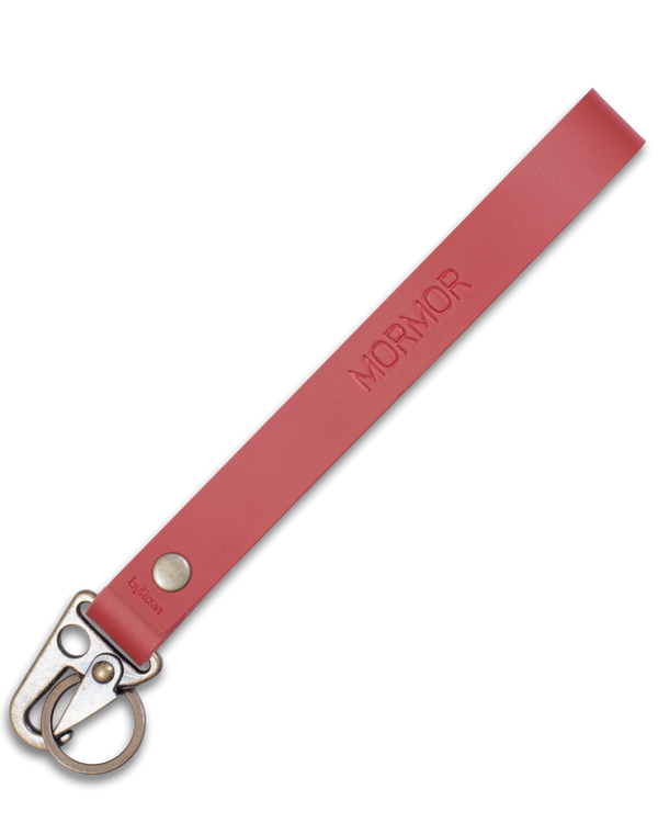 IRON Schlüsselanhänger von byRavn aus rotem Leder mit langer Schlaufe, Karabiner in Antikmessing und der Gravur "Mormor"