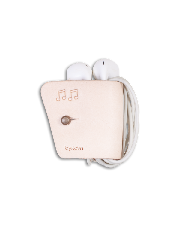 KAX Kopfhörerhalter von byRavn aus naturfarbenem Leder mit Gewehrknopf in Antikmessing und gravierten Noten, mit Earpods
