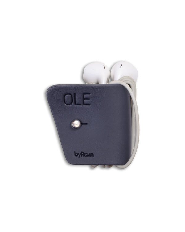 KAX Kopfhörerhalter von byRavn aus schwarzem Leder mit Gewehrknopf aus Stahl und dem gravierten Namen "Ole", mit Earpods