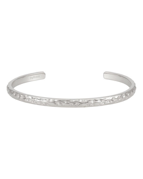 LUNA Armband von byRavn aus silberfarbenem Edelstahl, offener Armreif mit gehämmerter Oberfläche