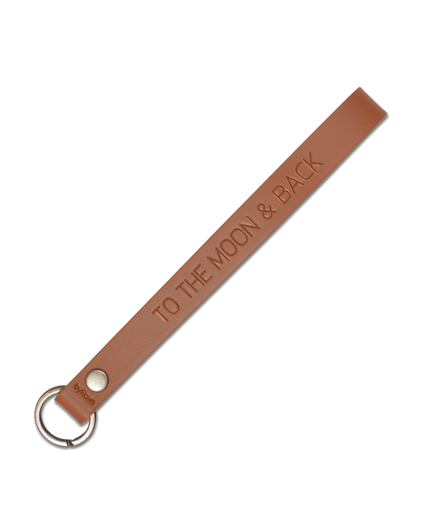 LUX Schlüsselanhänger von byRavn aus Cognac-Leder, schmale Schlaufe mit Schlüsselring aus Stahl und der Gravur "To the moon & back"