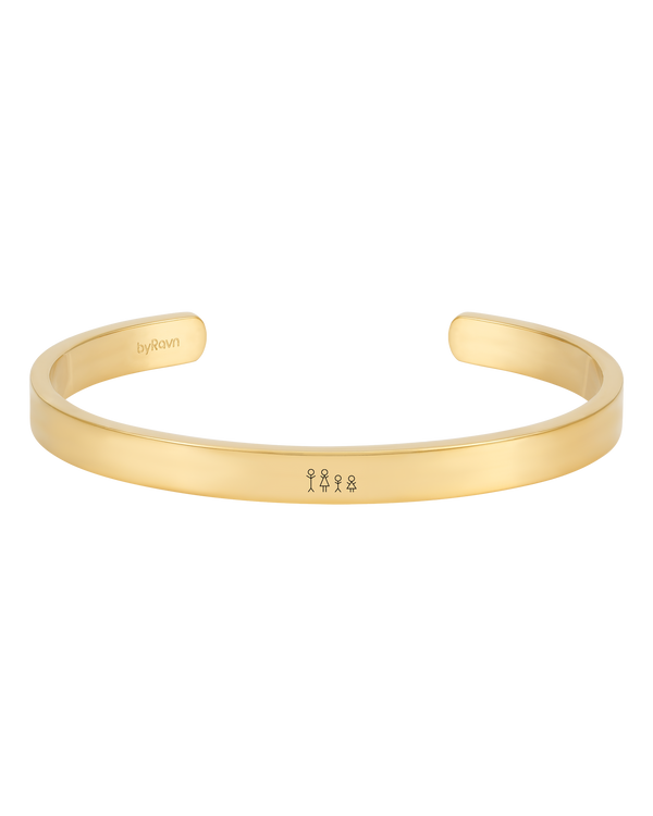 MARS STICK Armband von byRavn aus vergoldetem Edelstahl, breiter offener Armreif mit gravierter Streichholz-Familie zu viert