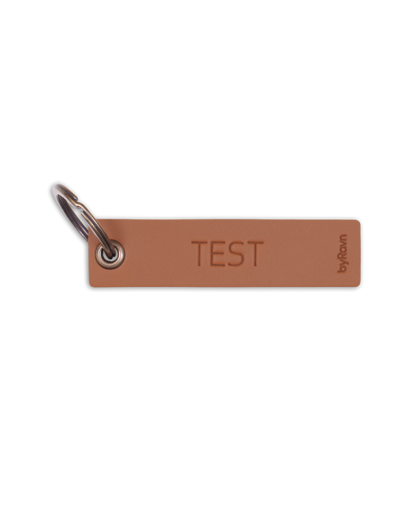 MERRY Tischkarte Muster von byRavn aus cognacfarbenem Leder mit der Gravur "Test" und Schlüsselring aus Metall
