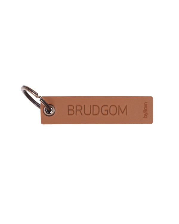 MERRY Tischkarte von byRavn aus cognacfarbenem Leder mit der Gravur "Brudgom" und Schlüsselring aus Metall
