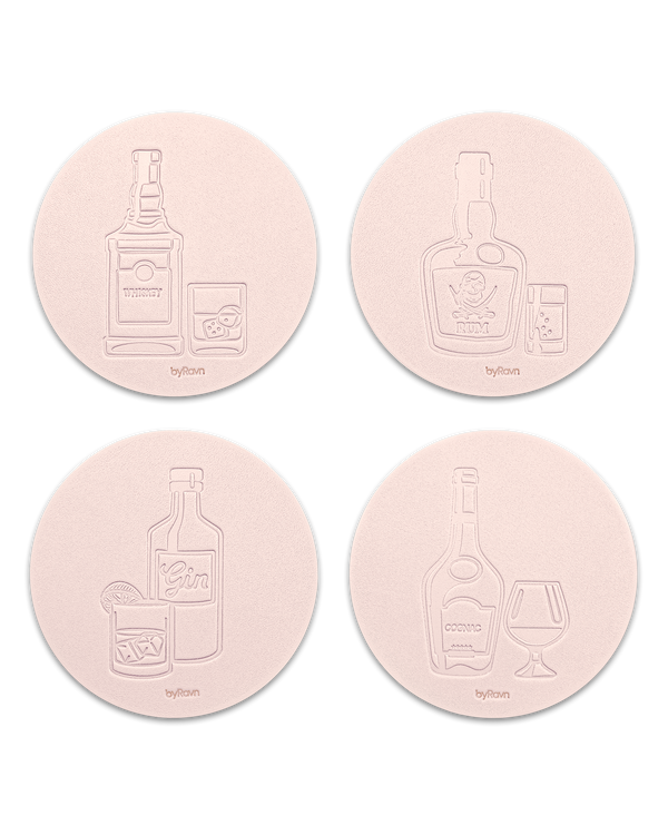 MOKKA spiritus bordskånere fra byRavn i naturfarvet læder, 4 motiver: whisky, rom, gin og cognac med flaske og glas