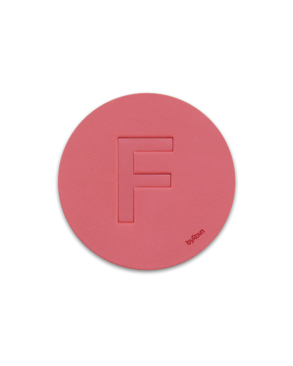 MOKKA Untersetzer von byRavn aus rotem Leder mit dem geprägten Großbuchstaben "F"