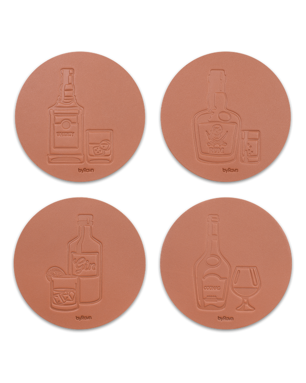 MOKKA Spirituosen-Untersetzer von byRavn aus cognacfarbenem Leder, 4 Motive: Whisky, Rum, Gin und Cognac mit Flasche und Glas