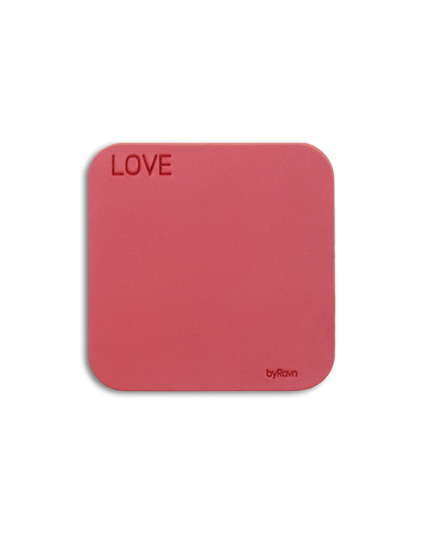 MOKKA quadratischer Untersetzer von byRavn aus rotem Leder mit der Gravur "Love"