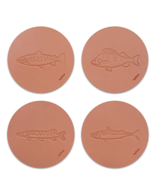MOKKA Angler-Untersetzer von byRavn aus cognacfarbenem Leder, Set mit 4 Fischen: Meerforelle, Barsch, Hecht und Makrele