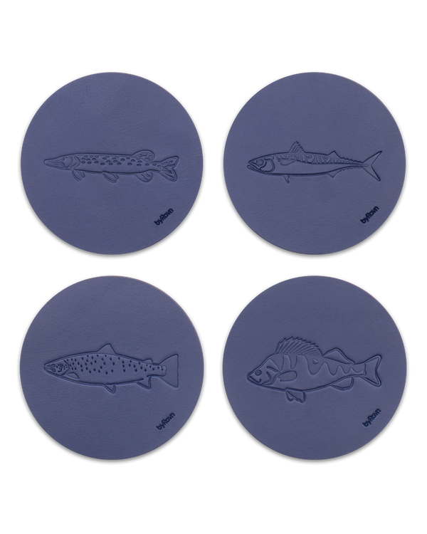 MOKKA Angler-Untersetzer von byRavn aus dunkelblauem Leder, 4 Fische: Hecht, Makrele, Meerforelle und Barsch