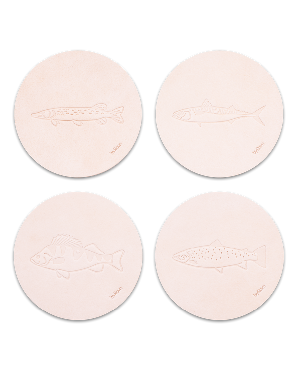 MOKKA Angler-Untersetzer von byRavn aus naturfarbenem Leder, 4 Fische: Hecht, Makrele, Barsch und Meerforelle