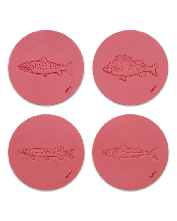 MOKKA Angler-Untersetzer von byRavn aus rotem Leder, 4 Fische: Meerforelle, Barsch, Hecht und Makrele