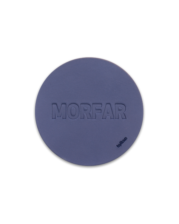 MOKKA Untersetzer von byRavn aus dunkelblauem Leder mit der Prägung "Morfar" in Großbuchstaben
