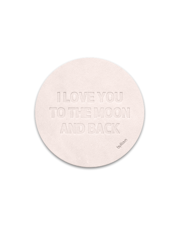MOKKA Untersetzer von byRavn aus naturfarbenem Leder mit der Prägung "I love you to the moon and back"