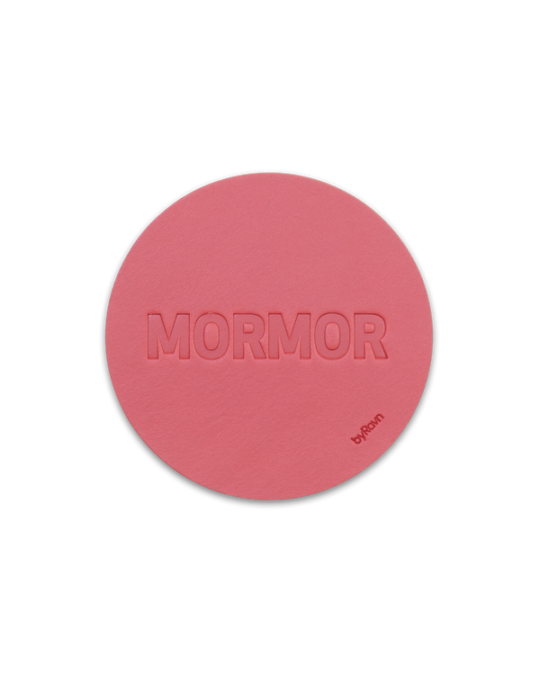 MOKKA Untersetzer von byRavn aus rotem Leder mit der Prägung "Mormor" in Großbuchstaben
