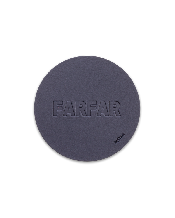 MOKKA Untersetzer von byRavn aus schwarzem Leder mit der Prägung "Farfar" in Großbuchstaben