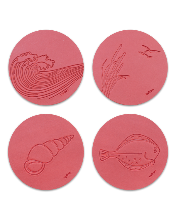 MOKKA Sommerhaus-Untersetzer von byRavn aus rotem Leder, 4 Motive: Welle, Strandhafer mit Möwen, Muschel und Plattfisch
