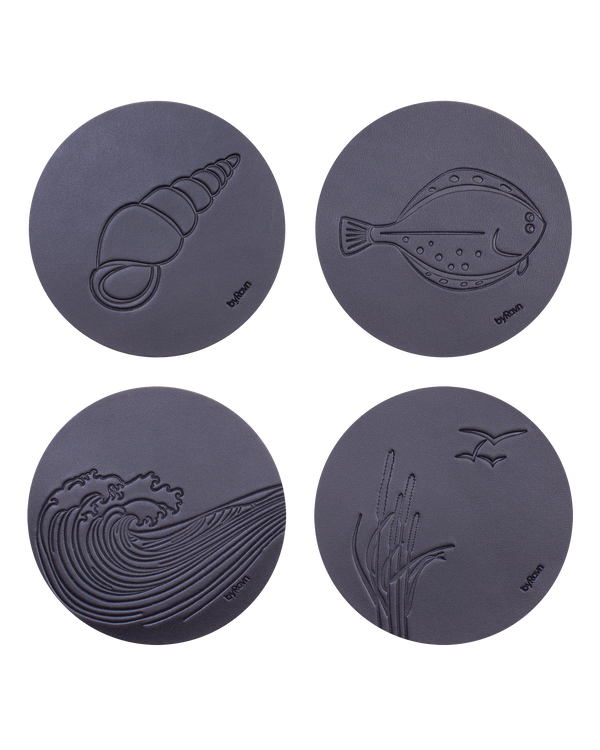 MOKKA Sommerhaus-Untersetzer von byRavn aus schwarzem Leder, 4 Motive: Muschel, Plattfisch, Welle und Strandhafer mit Möwen