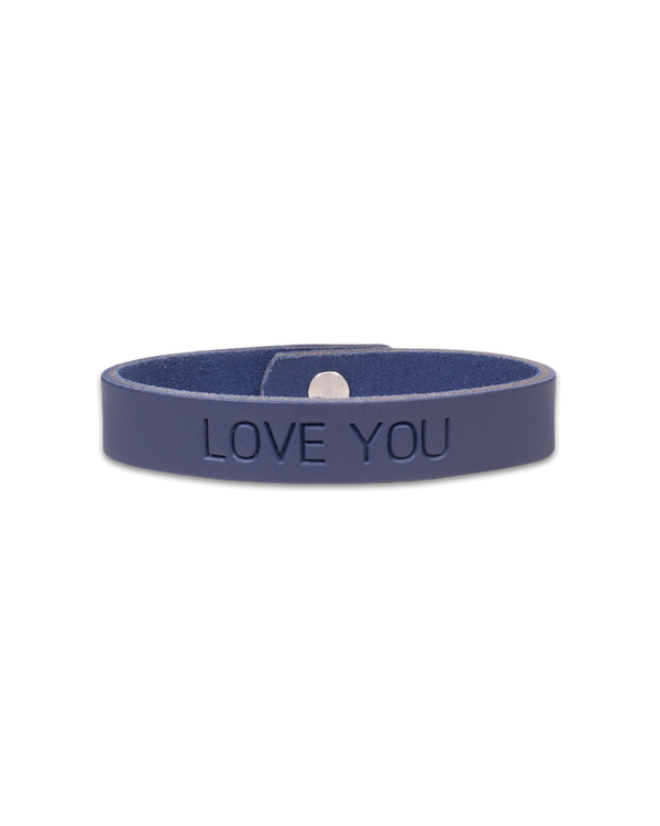 MONO Lederarmband von byRavn aus dunkelblauem Leder mit der Gravur "Love you" und Druckknopf aus Stahl