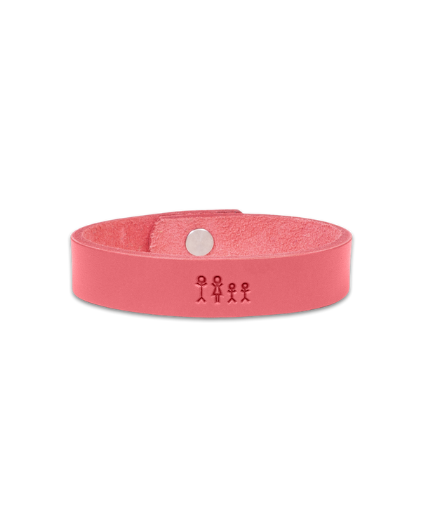 MONO Lederarmband von byRavn aus rotem Leder, geprägt mit vierköpfiger Streichholz-Familie, mit Druckknopf aus Stahl