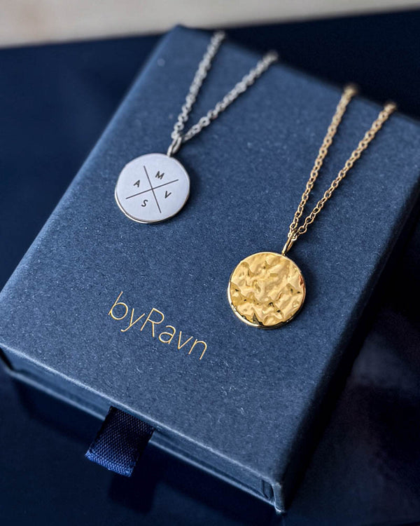 MOON X Halskette aus silberfarbenem Edelstahl mit Kreuz und Initialen "M V S A" graviert, mit gehämmerter vergoldeter Münze auf byRavn Schmuckbox