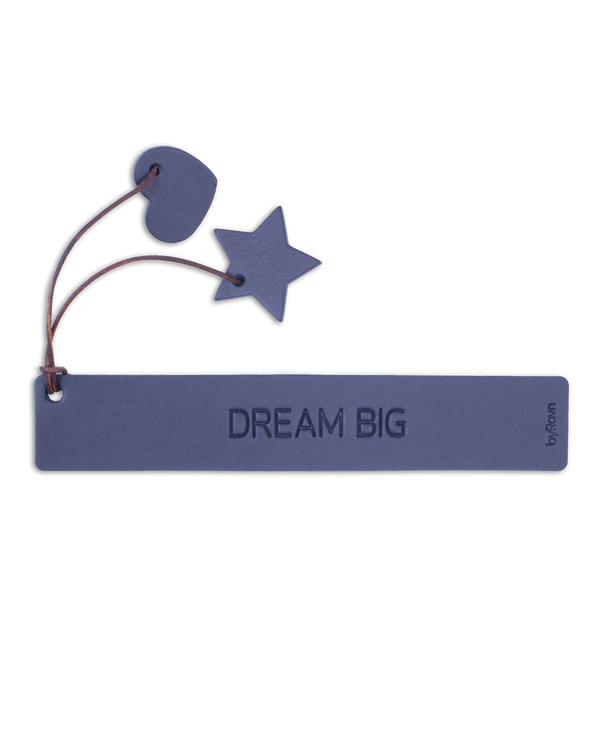 PAGE Lesezeichen von byRavn aus dunkelblauem Leder mit der Gravur "Dream big" und Herz und Stern aus Leder an Kordel