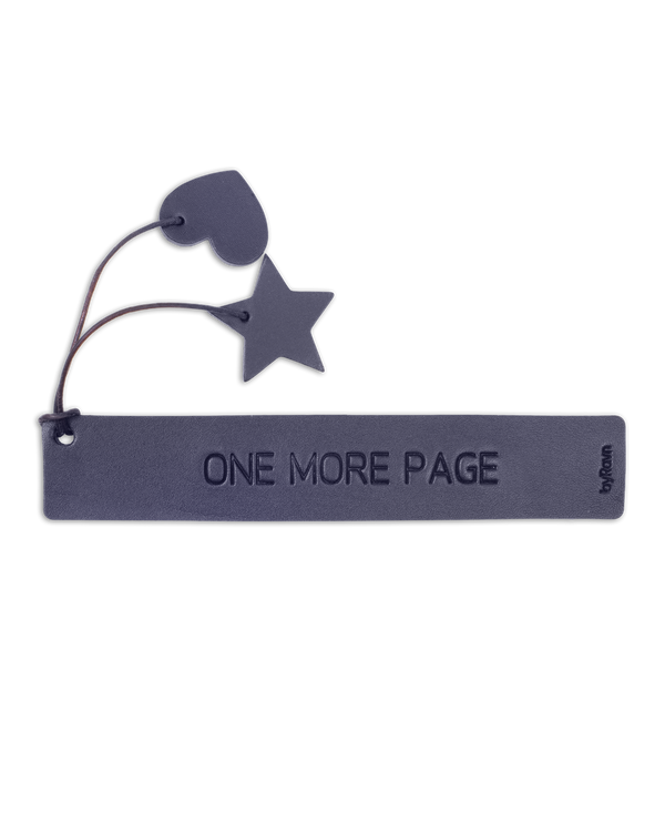 PAGE Lesezeichen von byRavn aus schwarzem Leder mit der Gravur "One more page" und Herz und Stern aus Leder an Kordel