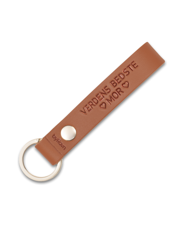 RAVN Schlüsselanhänger von byRavn aus Cognac-Leder mit Schlüsselring aus Stahl und der Gravur "Verdens bedste mor" mit Herzen