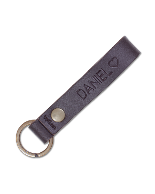 RAVN Schlüsselanhänger von byRavn aus dunkelbraunem Leder mit Schlüsselring in Antikmessing und dem gravierten Namen "Daniel" ♡