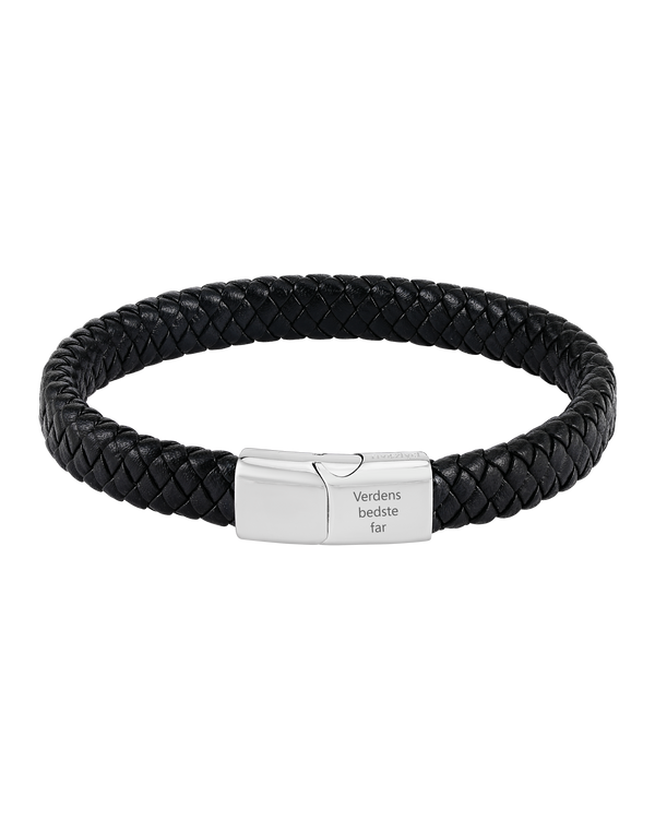 RAY Lederarmband von byRavn aus schwarzem geflochtenem Leder mit Magnetverschluss aus Stahl und der Gravur "Verdens bedste far"