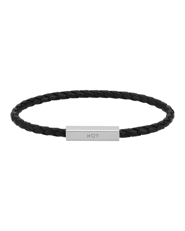 RIO Lederarmband von byRavn aus schwarzem geflochtenem Leder mit Edelstahlverschluss und den Initialen "H ♡ T" graviert