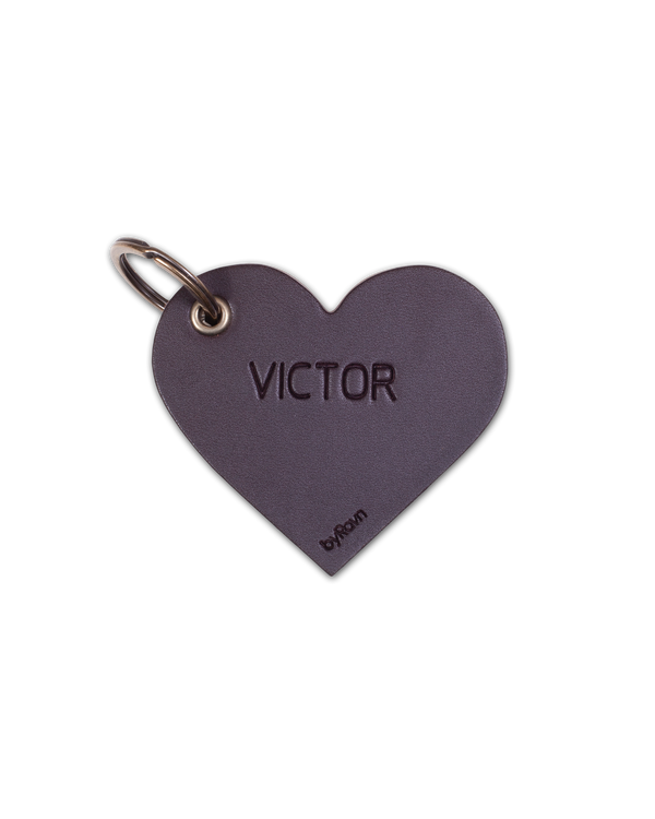ROSE herzförmiger Schlüsselanhänger von byRavn aus dunkelbraunem Leder mit dem gravierten Namen "Victor" und Schlüsselring aus Stahl