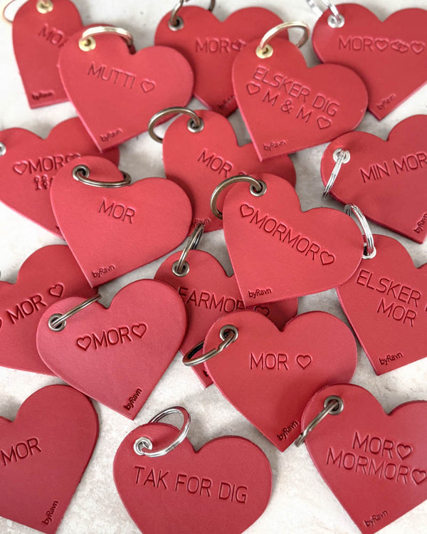 Viele rote ROSE Herz-Schlüsselanhänger aus Leder mit Gravuren wie "Mor", "Mutti" ♡, "Tak for dig" und "Elsker dig M & M"